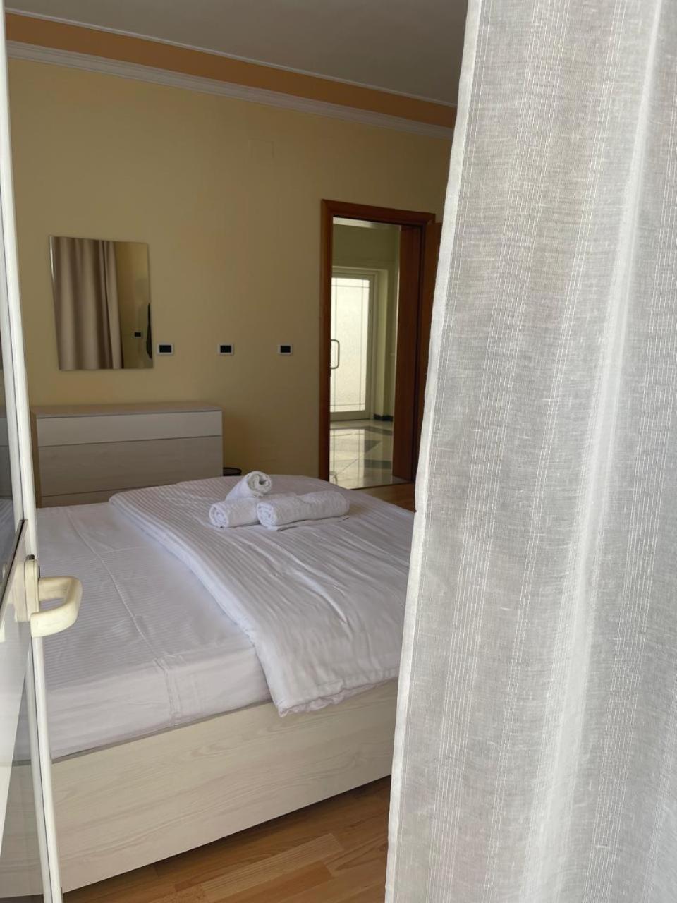 Mandarine Hostel Тирана Экстерьер фото