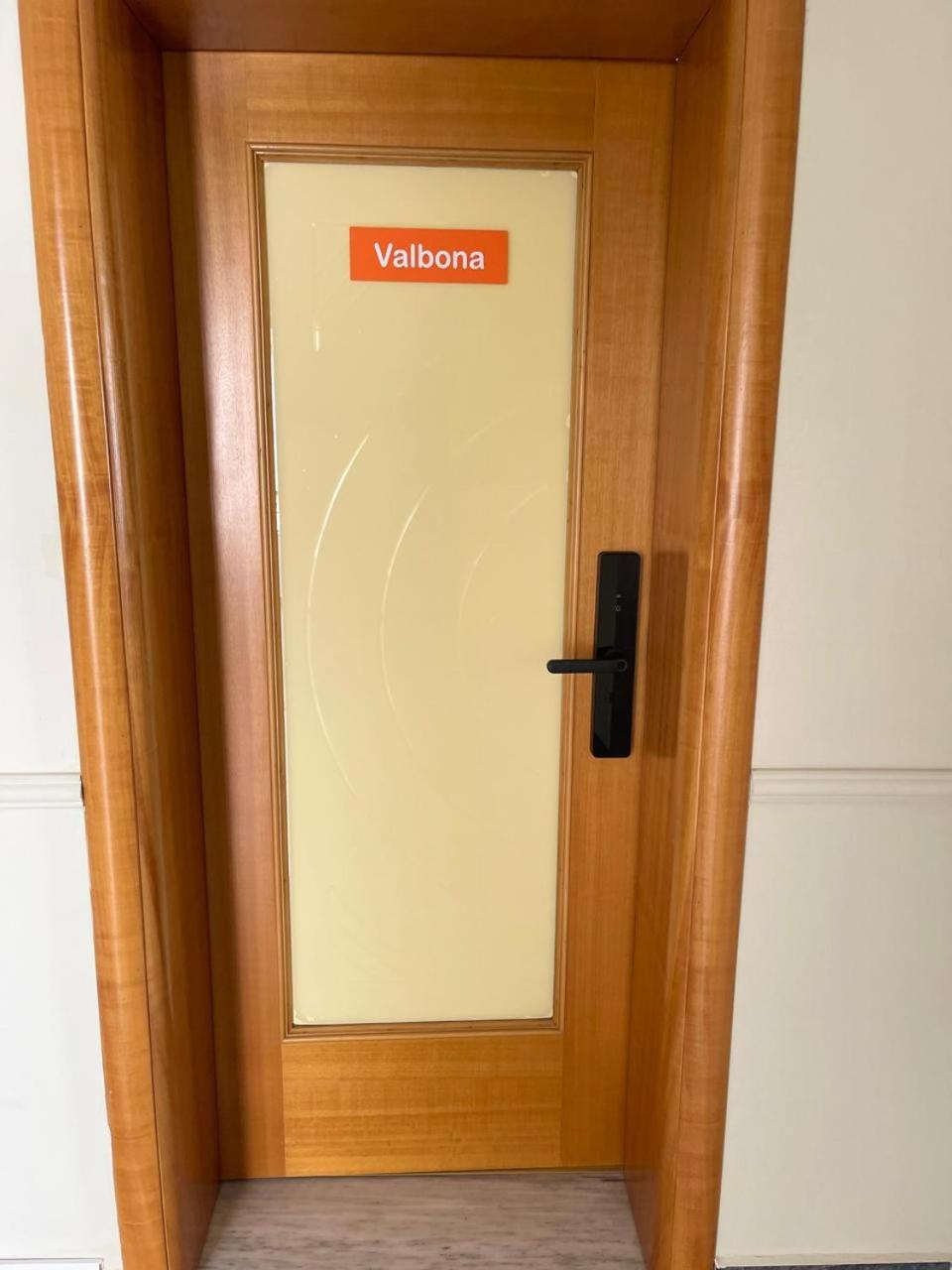 Mandarine Hostel Тирана Экстерьер фото